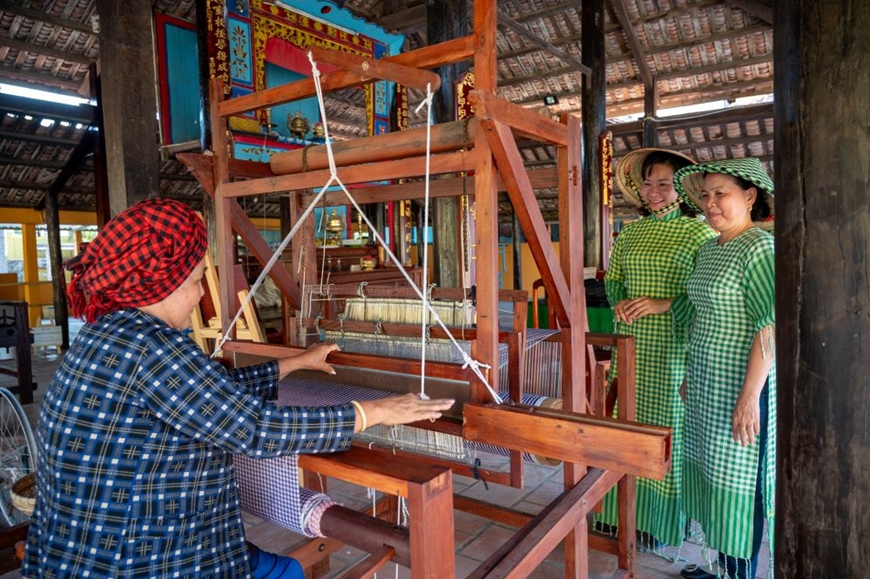  Du khách tham quan làng nghề dệt choàng hơn 100 năm tuổi ở xã Long Khánh A (huyện Hồng Ngự).